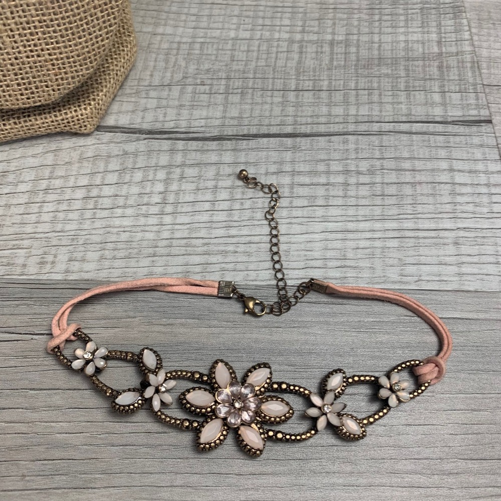 Pink Faux Suede Floral Choker Necklace Bronze Tone White Flower Rhinestone 12in - Picture 6 of 7